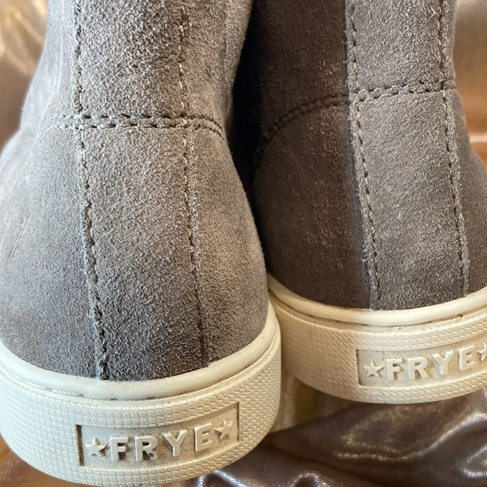 Frye mens chukkas in‎ taupe. Size 8 all suede leather. Excellent condition.